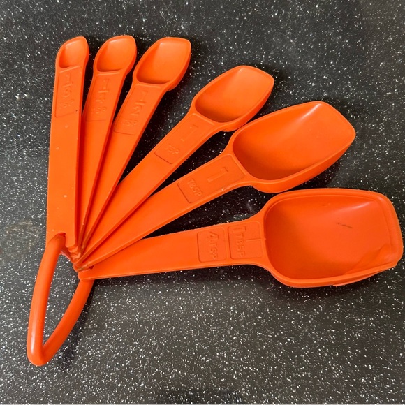 2 Tupperware Measuring Set - Picture 1 of 7